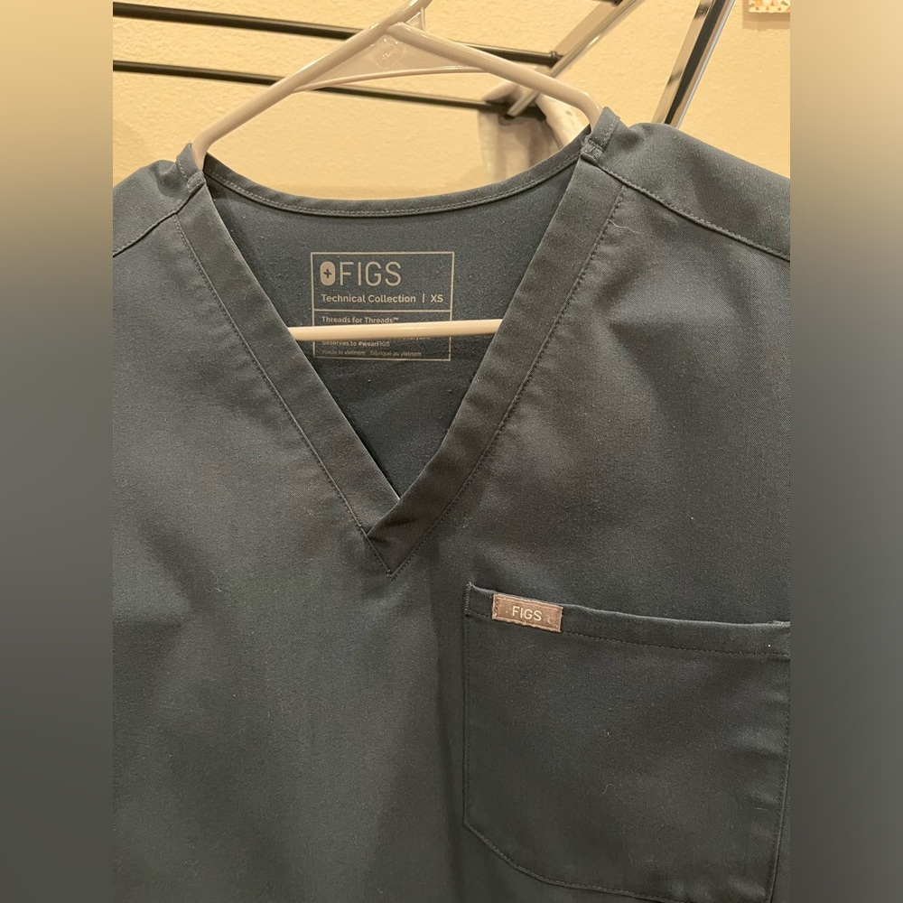 Figs Catarina One-Pocket Scrub Top - Dark Harbor